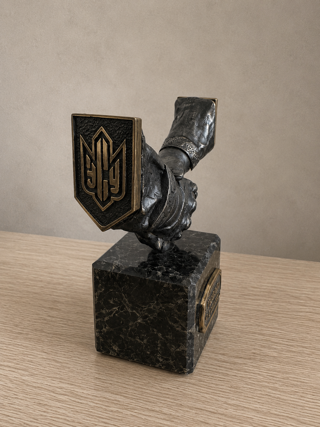 Декоративна настільна скульптура «Рукостискання свободи»